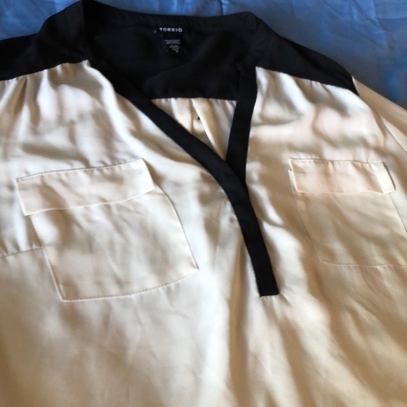 Creamy White and Black Blouse Torrid - Picture 4 of 4